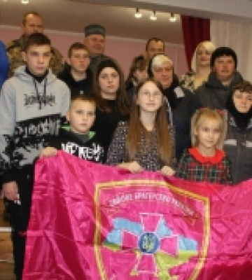 Дітям полеглих захисників Радивилівщини вручили кулони з іменами їхніх батьків
