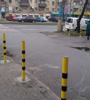 У Запоріжжі встановили огородження для обмеження руху транспорту на тротуарах