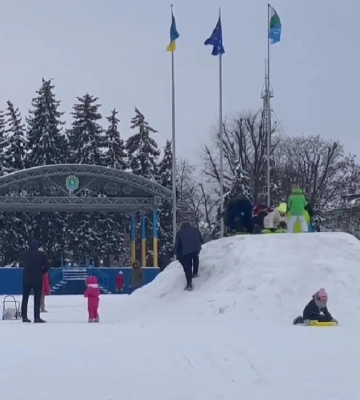 Замість ялинки у центрі Сарн облаштували гірку для дітей (ВІДЕО)