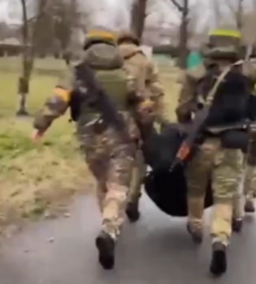 Одеські патрульні винесли з-під обстрілу в Херсоні 64-річного чоловіка, який не міг пересуватись