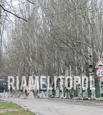У центрі Мелітополя росіяни розставляють «зуби дракона»