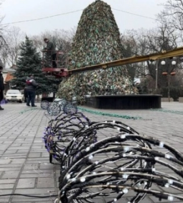 У Миколаєві пам&#039;ятник святого Миколая перетворили на «новорічну ялинку»
