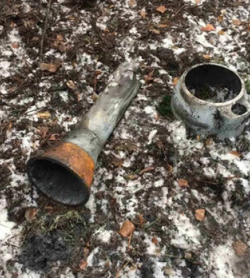 В лесополосе одного из сел Киевщины обнаружили обломки российской ракеты. ФОТО