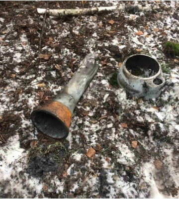 У лісосмузі одного із сіл Київщини виявили уламки російської ракети. ФОТО