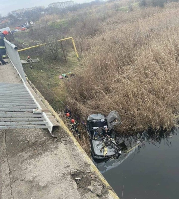 В Николаевской области автомобиль упал в реку: погибла семья из пяти человек, в том числе две девочки