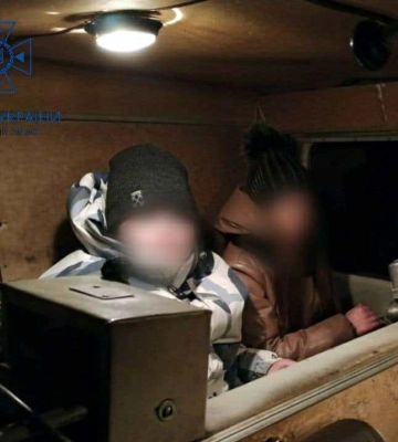 Волинські рятувальники визволили зі снігової пастки молоду сім’ю з дитиною