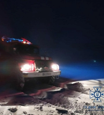 На Волині в сніговому заметі застряг автомобіль – допомагали рятувальники 
