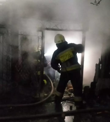 У Дніпрі на Ялинковій горіла господарча споруда: фото