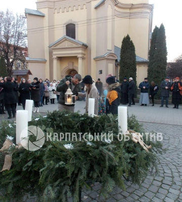 На центральній площі Берегова засвітилася четверта свічка Адвенту