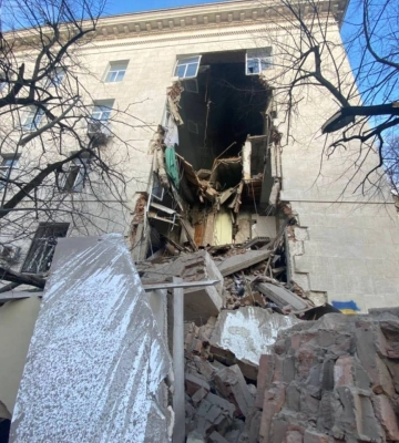 Росія знову обстріляла Херсон — і знову влучання в обласну адміністрацію