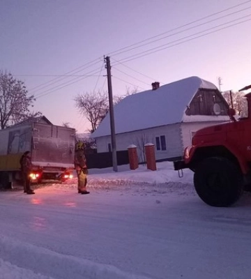 На Волині в сніговому заметі застряг автомобіль – допомагали рятувальники 
