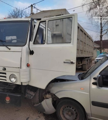 У Кропивницькому КАМАЗ врізався у легковик