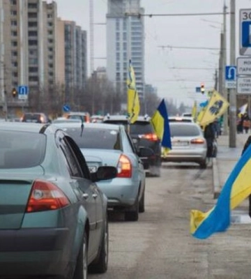 У Дніпрі пройшов автопробіг на підтримку військовополонених, які обороняли Маріуполь