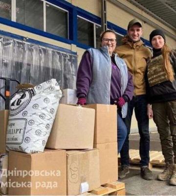 Спальні мішки, окопні свічки, білизна, теплі речі продукти, корми для тварин: допомога від Дніпра за тиждень