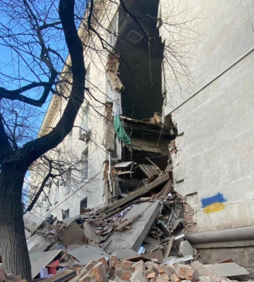 Окупанти артобстрілами зруйнували частину будівлі Херсонської ОВА