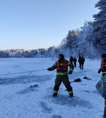 На Волині на озері чоловік провалився під кригу й загинув