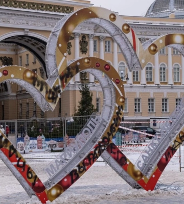 У рф 17-річну дівчину затримали за &quot;псування&quot; інсталяції, присвяченої Маріуполю
