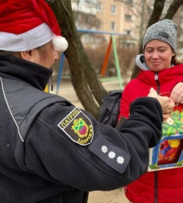 Запорізькі патрульні стали помічниками святого Миколая - фото