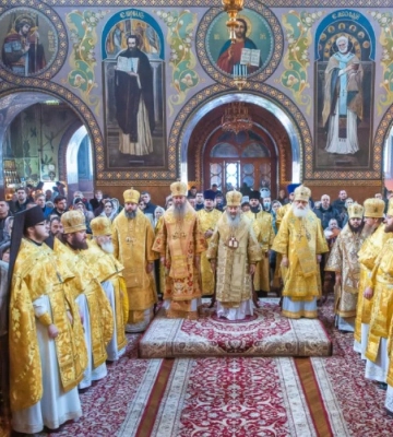 Верующие УПЦ празднуют престольный праздник Николаевского собора Покровского монастыря столицы