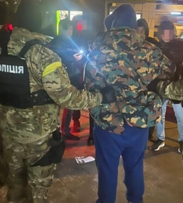 Житель Дніпра допомагав чоловікам незаконно виїхати за кордон