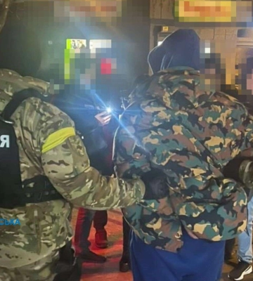 Житель Дніпра допомагав чоловікам незаконно виїхати за кордон