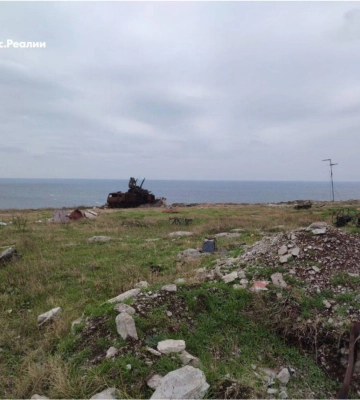 Знищені будівлі і російська техніка. Журналісти показали, як зараз виглядає острів Зміїний
