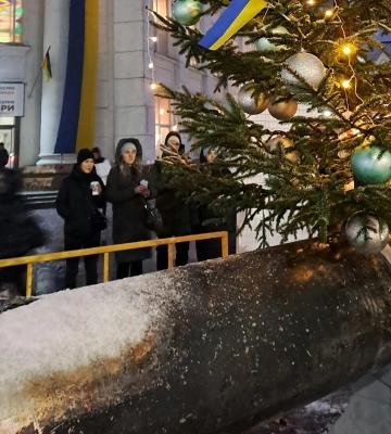 У центрі Хмельницького встановили ялинку на уламку ракети (ВІДЕО)