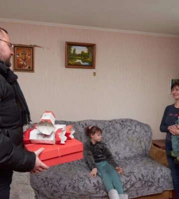 «Миколай пам’ятає про всіх»: у Луцьку діткам з інвалідністю вручили подарунки