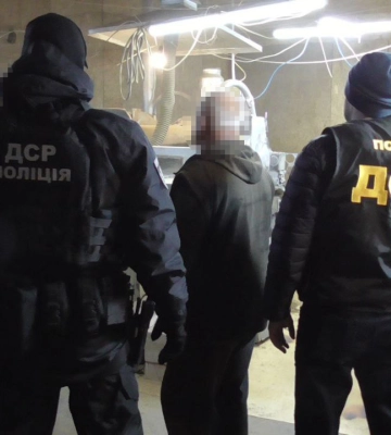 На Київщині поліція ліквідувала підпільну тютюнову фабрику, яка щодоби виготовляла 50 тис. пачок цигарок