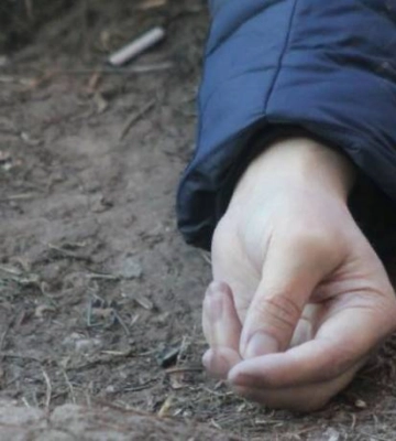 Без тілесних ушкоджень: на одній з зупинок Дніпра знайшли тіло чоловіка
