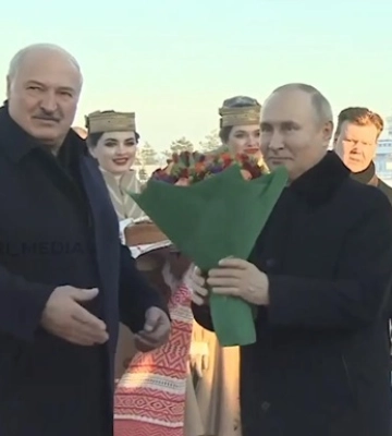 Лукашенко встретил Путина с букетом и караваем