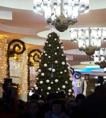 У метро Харкова відкрили головну ялинку — фото