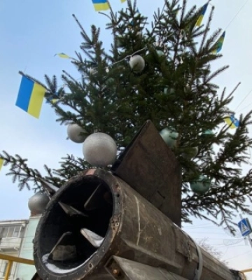 У Хмельницькому новорічну ялинку встановили на уламку російської ракети