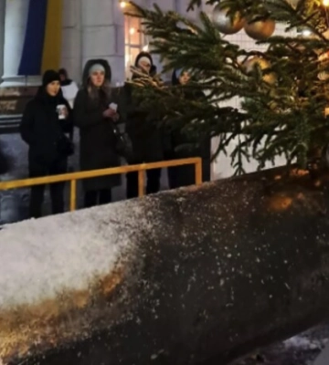 У центрі Хмельницького встановили ялинку на уламку ракети (ВІДЕО)