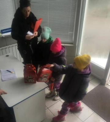 Діти-переселенці з Херсону отримали 150 пакунків від кропивницької громади 