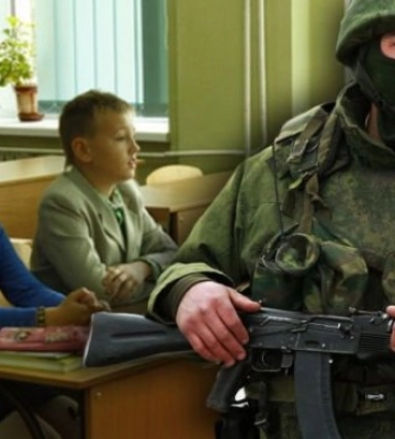Російські окупанти в Запорізькій області розміщують військову техніку в школах, де навчаються діти