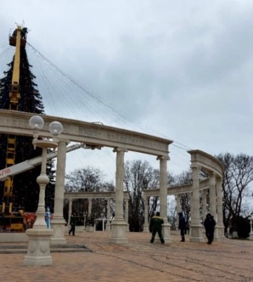 С новогодней елки в Керчи снимают голубые и желтые украшения после скандала 