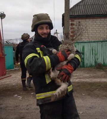 Во время ликвидации вражеских обстрелов спасатели спасли котика