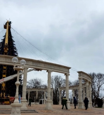 З новорічної ялинки у Керчі знімають блакитні та жовті прикраси – нагадують Україну 