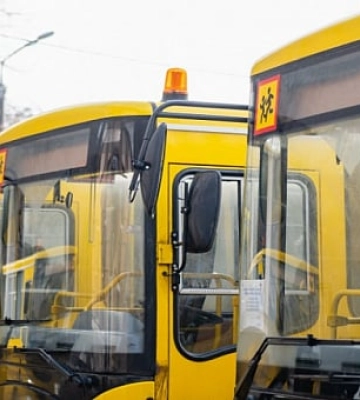 На Дніпропетровщині ліцею, що віддав шкільний транспорт на потреби фронту, передали новий автобус