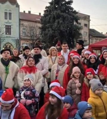 Парад Миколайчиків у центрі Мукачева зібрав десятки дітей