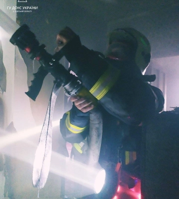 В Одесі пожежники врятували дівчину з палаючої квартири (фото, відео)