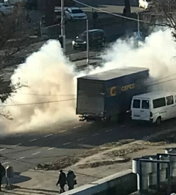 У Дніпрі на Донецькому шосе горить автівка (Фото)