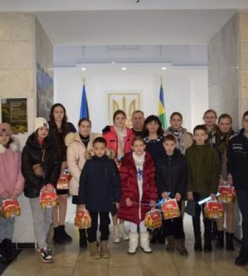 У Рахові отримали подарунки діти-сироти та дітки, позбавлені батьківського піклування