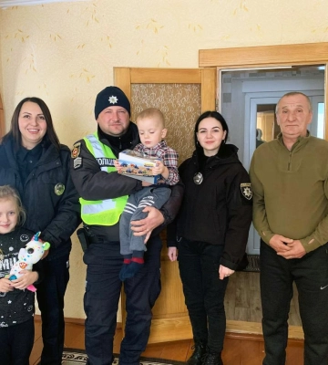 Рівненські поліцейські привітали зі святом дітей загиблих колег