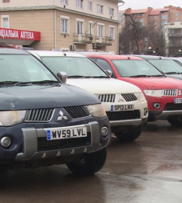 Заграничные волонтеры привезли на Прикарпатье 12 внедорожников для ВСУ