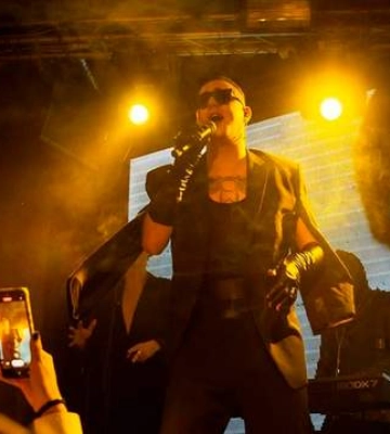 В Киеве пытались сорвать концерт MELOVIN, потому что он бисексуал: видео агрессивных мужчин