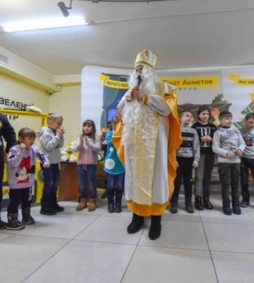 У Запоріжжі маленькі вимушені переселенці зустрічали Святого Миколая - фото