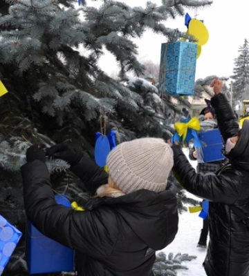 Діти прикрасили ялинку біля Волинської податкової саморобними іграшками 