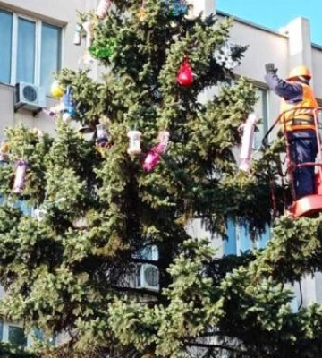 У центральному районі Запоріжжя прикрасили ялинку - фото